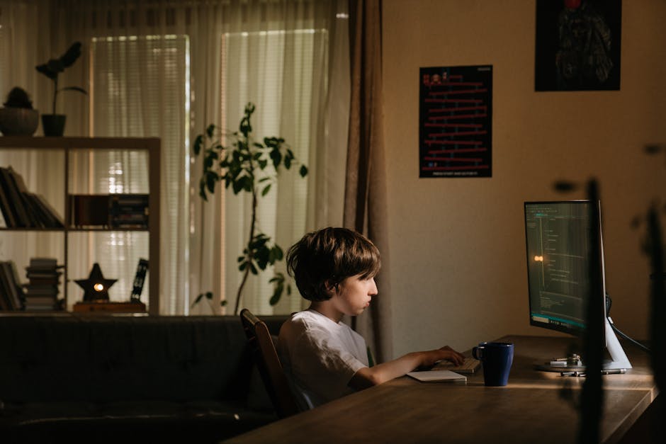 Moderne Arbeitsumgebung mit digitalen Schnittstellen und Koordinationsbildschirmen