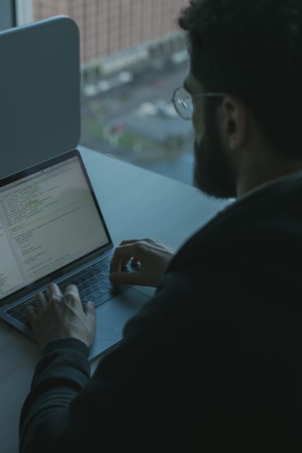 Abstrakte Darstellung eines digitalen Netzwerks mit leuchtenden Knotenpunkten