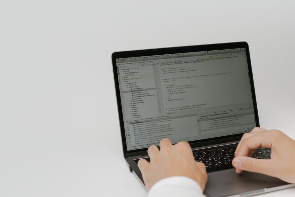 Moderne Arbeitsumgebung mit digitalen Schnittstellen und Technologie